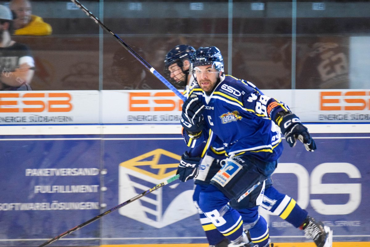 Eishockey Bayernliga: Spieler des Jahres Nico Vogl bleibt den Löwen treu